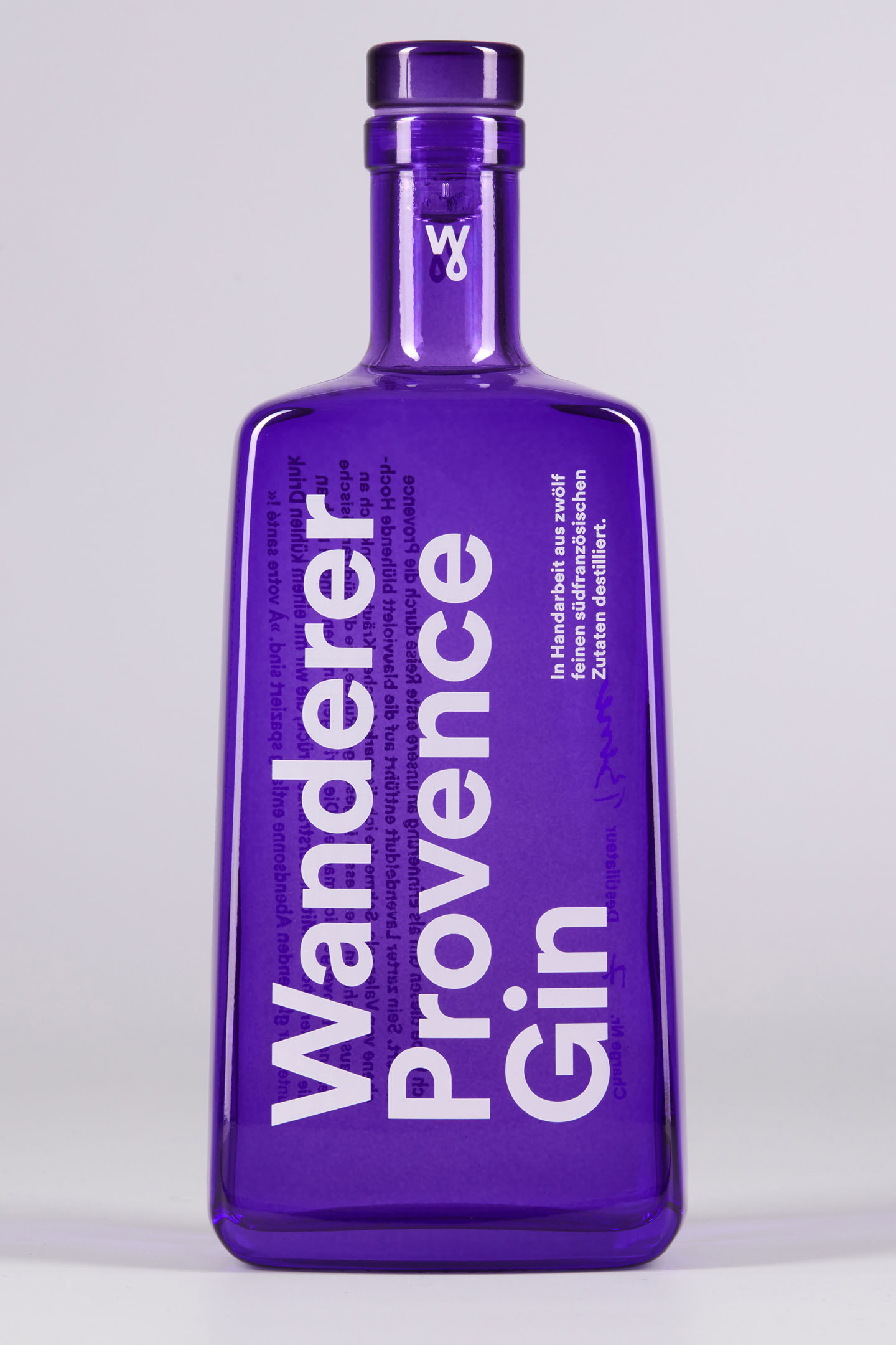 Packshot der Wanderer Provence Gin Flasche vor grauem Hintergrund.