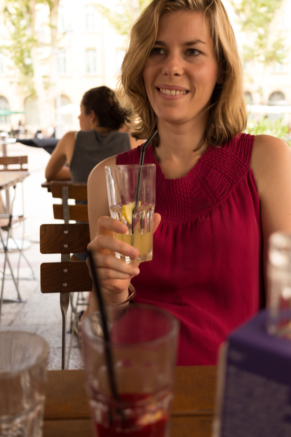Inga genießt Cocktails mit dem Wanderer Provence Gin.