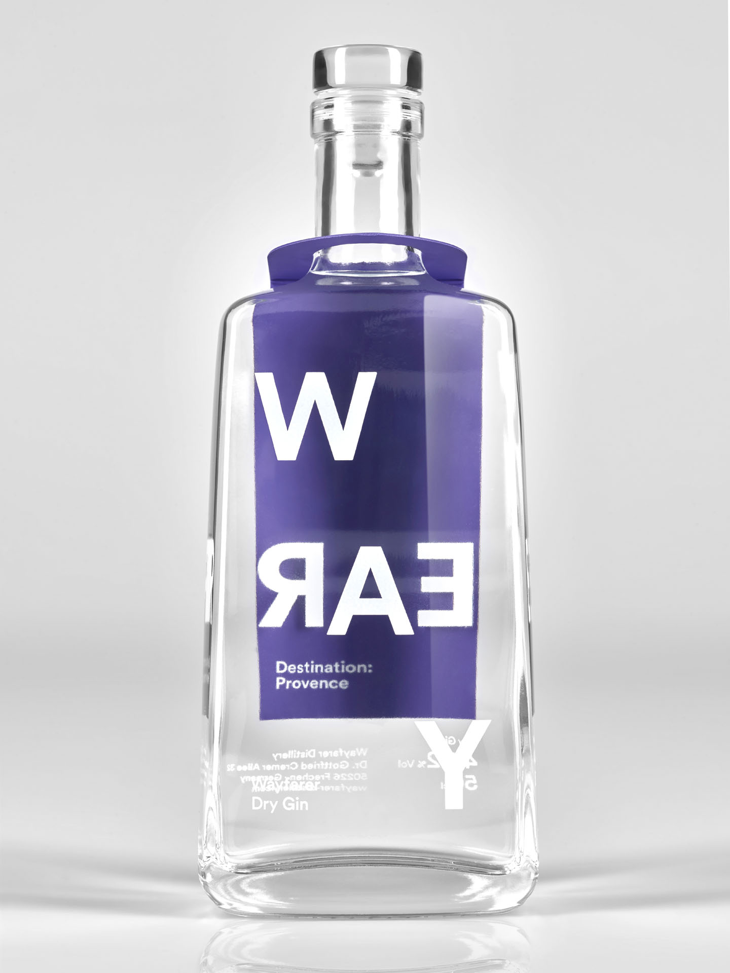 Packshot der Destination: Provence, Wayfarer Dry Gin Flasche vor grauem Hintergrund.