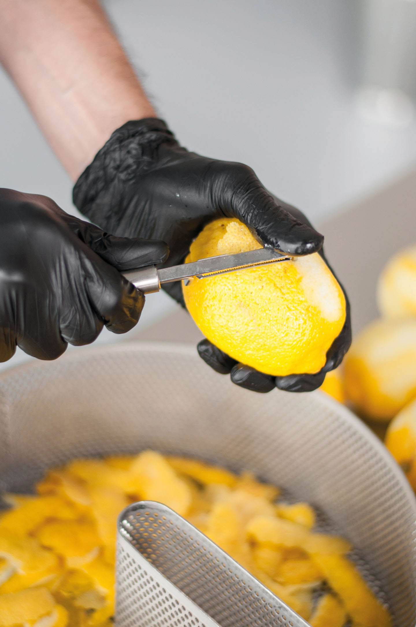Frische Zitronen werden von Hand geschält, so dass nur die feinen Zesten, die die aromatischen ätherischen Öle enthalten, in den Geistkorb gelangen.