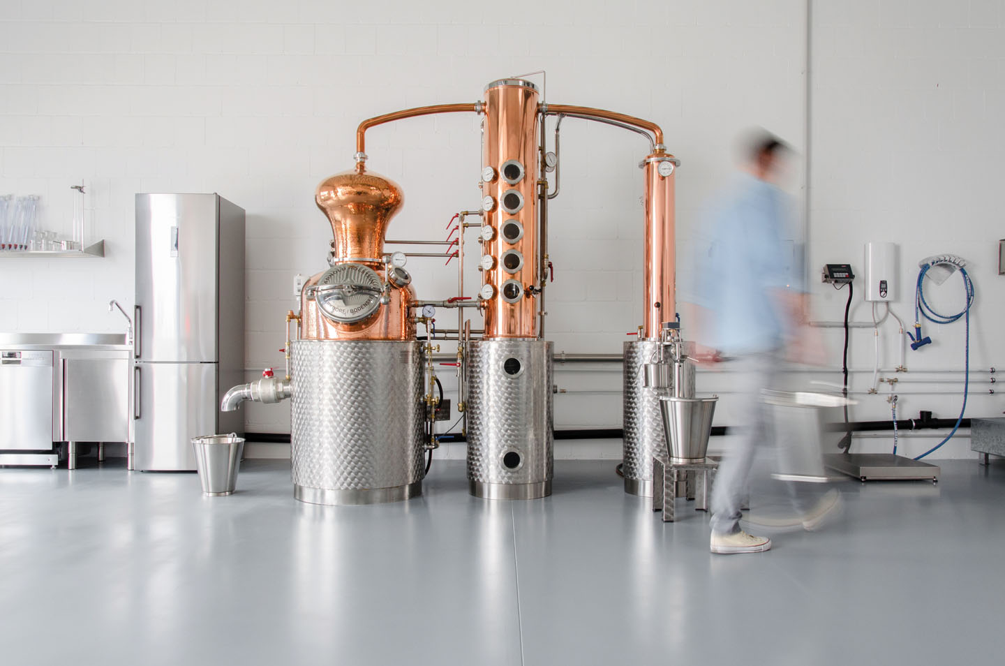 In unserer Destillerie bei Köln bereiten wir das Gin Tasting vor.